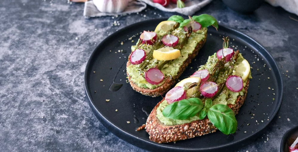 Ovakav tost s avokadom i šparogama za početak najsjajnijeg dana