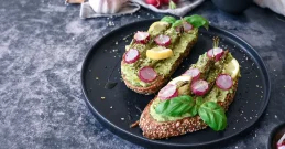 Ovakav tost s avokadom i šparogama za početak najsjajnijeg dana