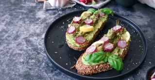 Ovakav tost s avokadom i šparogama za početak najsjajnijeg dana