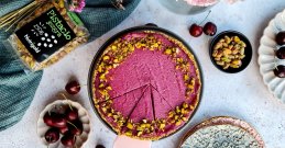 Torta s trešnjama i pistacijama mogla bi vam postati najslađa zdrava ovisnost