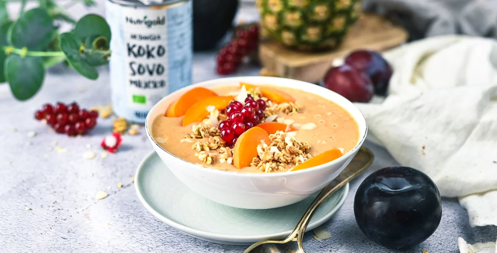Tropska smoothie zdjela pršti bojama i zdravljem