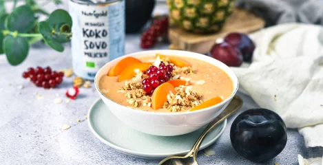 Tropska smoothie zdjela pršti bojama i zdravljem