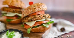Međunarodni dan burgera slavimo uz domaće vegetarijanske burgere!