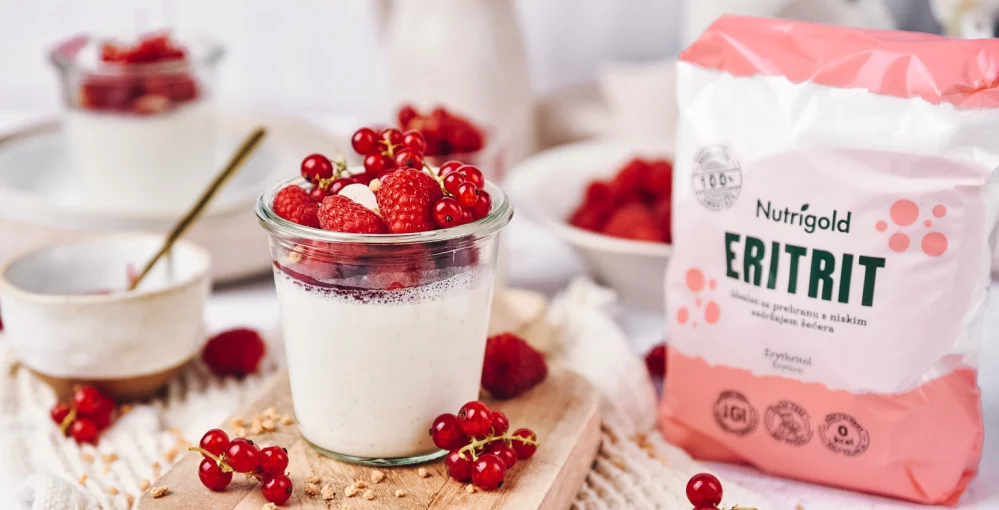 Veganska panna cotta s malinama
