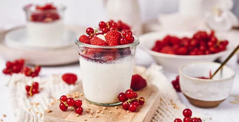Veganska panna cotta s malinama