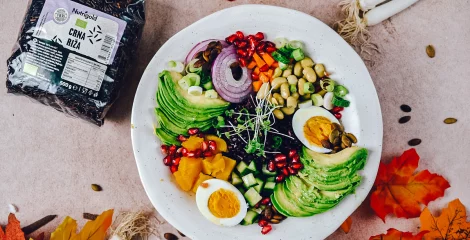 Buddha bowl s crnom rižom