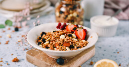 Granola s borovnicama i bijelom čokoladom