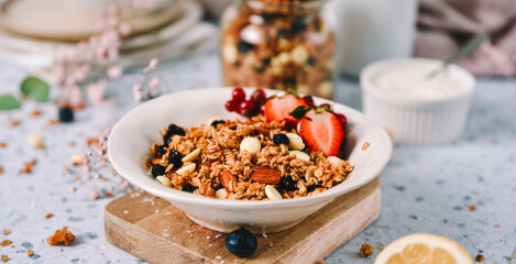 Granola s borovnicama i bijelom čokoladom