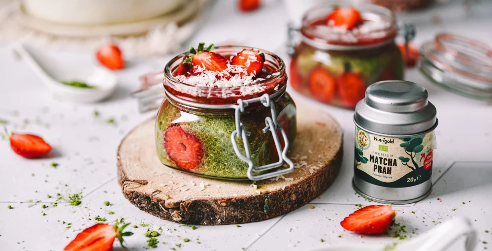 Chia puding s matchom i jagodama