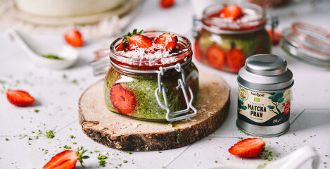 Chia puding s matchom i jagodama