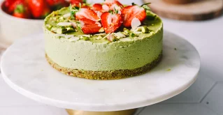 Sirova torta s matchom i pistacijama