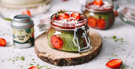 Chia puding s matchom i jagodama