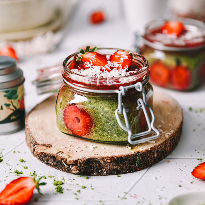 Chia puding s matchom i jagodama