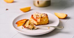 Mrvičasti kolač s breskvama