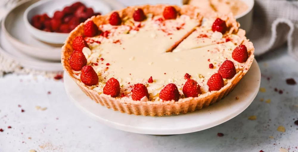Sirovi tart s malinama i bijelom čokoladom