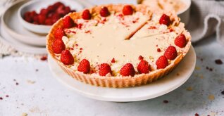 Sirovi tart s malinama i bijelom čokoladom