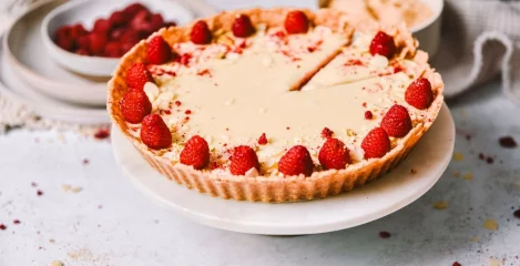 Sirovi tart s malinama i bijelom čokoladom