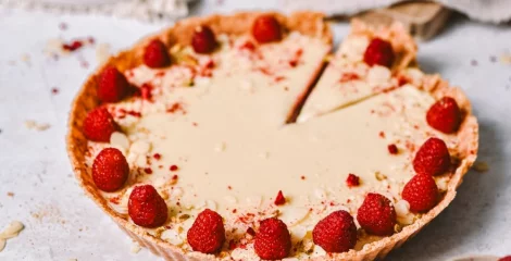 Sirovi tart s malinama i bijelom čokoladom