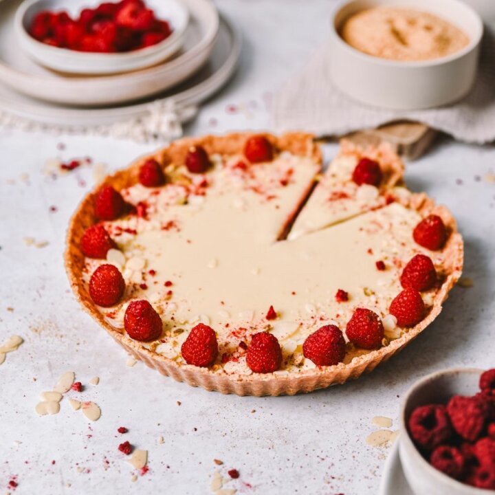Sirovi tart s malinama i bijelom čokoladom