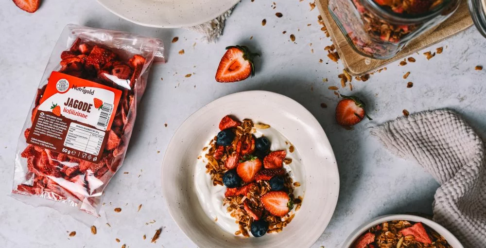 Granola s kokosom i jagodama