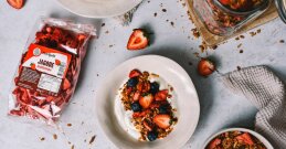 Granola s kokosom i jagodama