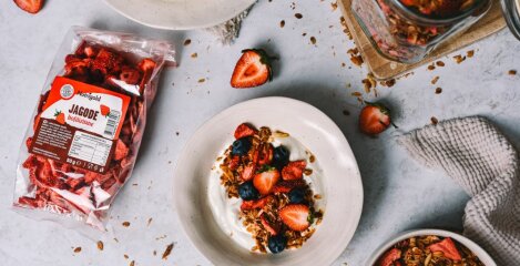 Granola s kokosom i jagodama