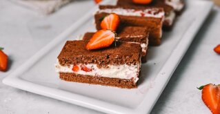 Milchschnitte s jagodama