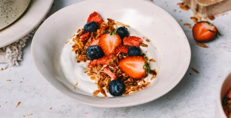 Granola s kokosom i jagodama