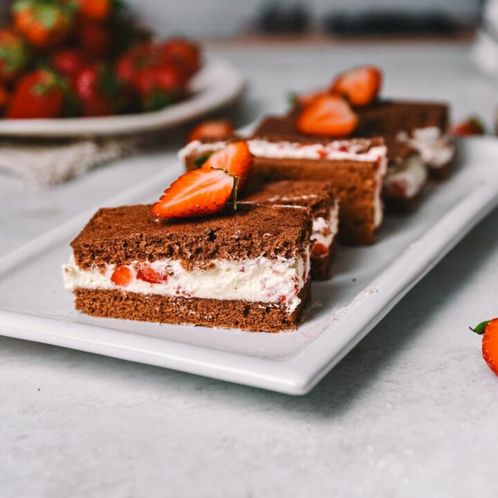 Milchschnitte s jagodama