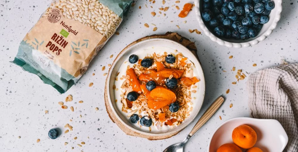 Granola s marelicama i kokosom