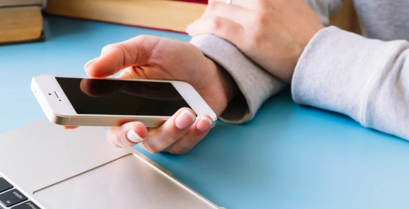 Google i Apple Pay ikone na ekranu mobitela