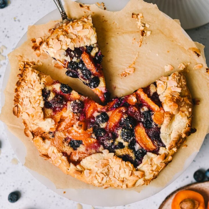 Frangipane s borovnicama i marelicama