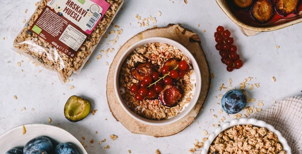 Muesli s pečenim šljivama