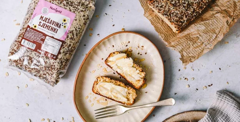 Recept za Kruh sa zrnatim sirom prema receptu koji je pripremila YumYumParadise.