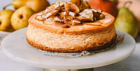 Cheesecake s kruškama prvi je kraljevski recept među jesenskim slasticama.