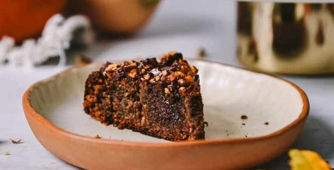 Kolač od datulja prema jednostvanom receptu mogao bi postati omiljen kolač ukućana.