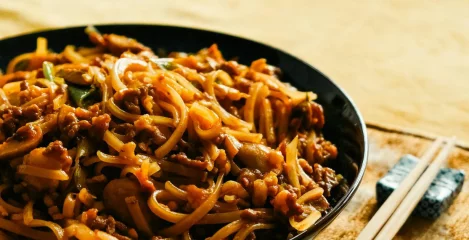 Azijska kuhinja poznata je po namirnicama poput soja umaka, kokosovog mlijeka,s ezamovog ulja ili udon rezanaca...