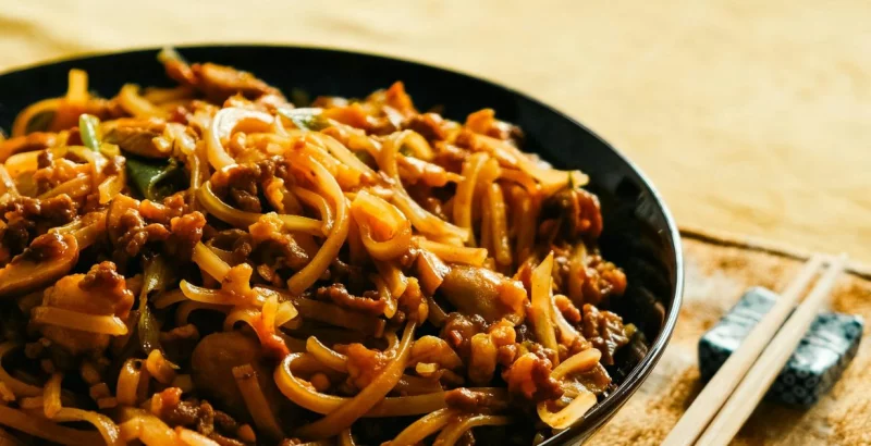 Azijska kuhinja poznata je po namirnicama poput soja umaka, kokosovog mlijeka,s ezamovog ulja ili udon rezanaca...