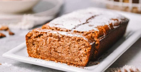 Kolač s jabukama i cimetom donosi odličano slatko rješenje za goste i ukućane.