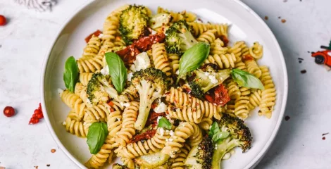 Tjestenina s pečenom brokulom i pestom od konoplje