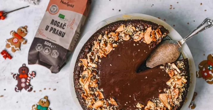 Giveawqay proizvoda odnosno sastojaka za kolač s rogačem i jabukom.