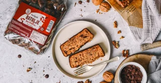 Kolač od datulja s orasima neodoljiv je i prija svim uzrastima!