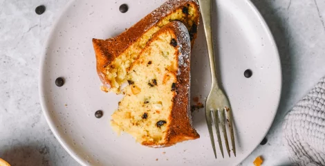 Kuglof od zrnatog sira i naranče s čokoladom