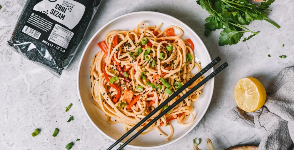 Noodles s jabukom i češnjakom