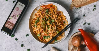 Stir fry s povrćem i rezancima