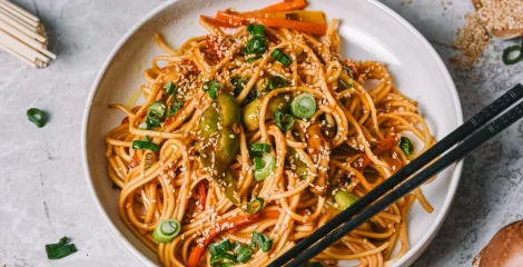 Stir fry s povrćem i rezancima