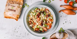 Grčka salata sa slanutkom Grčka salata sa slanutkom