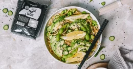 Udon rezanci s avokadom i crnim sezamom