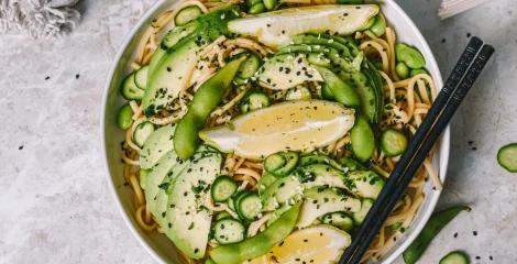 Udon rezanci s avokadom i crnim sezamom