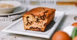 Zobeni banana kruh sa zrnatim sirom